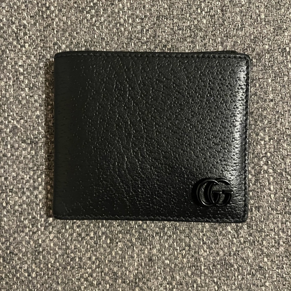 MENS SMLG/GG Marmont leather bi-fold wallet/U/Black
leather/Tonal resin hardware